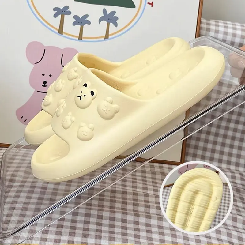 クマのスリッパ